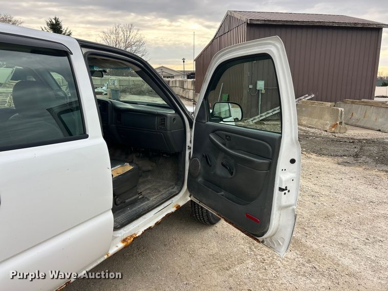 image for item FC5236 2005 Chevrolet Silverado 2500HD Crew Cab pickup truck