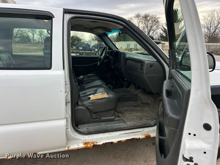 image for item FC5236 2005 Chevrolet Silverado 2500HD Crew Cab pickup truck