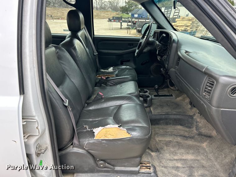 image for item FC5236 2005 Chevrolet Silverado 2500HD Crew Cab pickup truck