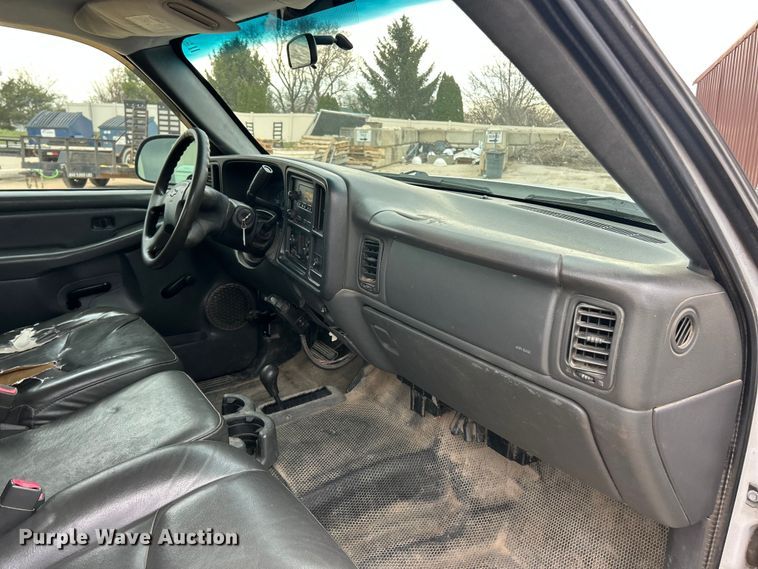 image for item FC5236 2005 Chevrolet Silverado 2500HD Crew Cab pickup truck