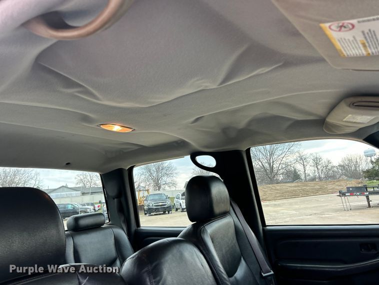 image for item FC5236 2005 Chevrolet Silverado 2500HD Crew Cab pickup truck