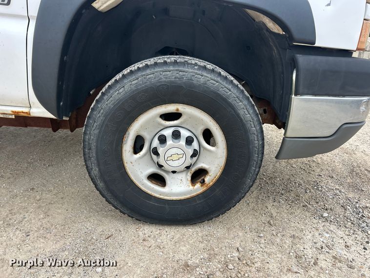 image for item FC5236 2005 Chevrolet Silverado 2500HD Crew Cab pickup truck