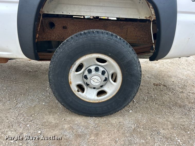 image for item FC5236 2005 Chevrolet Silverado 2500HD Crew Cab pickup truck