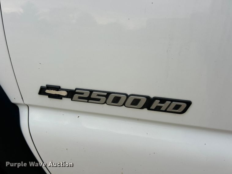 image for item FC5236 2005 Chevrolet Silverado 2500HD Crew Cab pickup truck