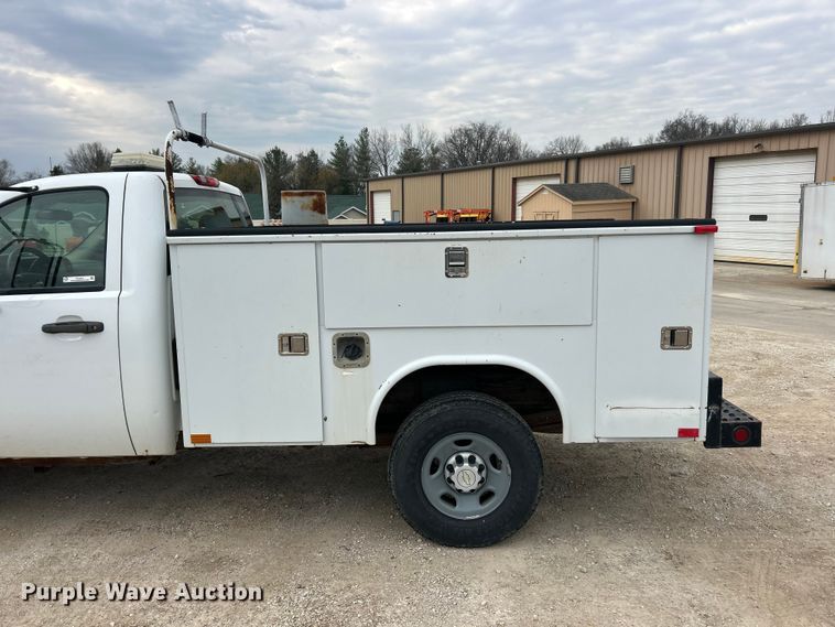 image for item FC5241 2007 Chevrolet Silverado 2500HD utility bed pickup truck