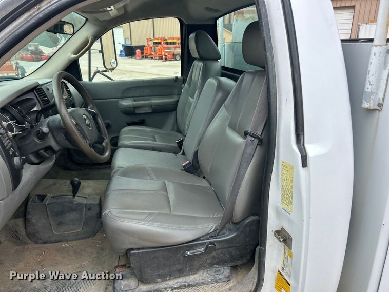 image for item FC5241 2007 Chevrolet Silverado 2500HD utility bed pickup truck