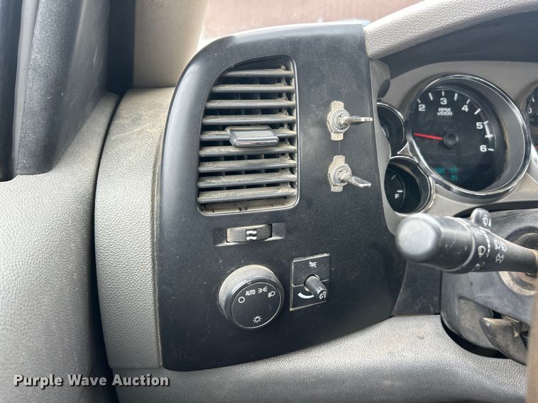 image for item FC5241 2007 Chevrolet Silverado 2500HD utility bed pickup truck