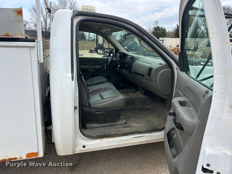 image for item FC5241 2007 Chevrolet Silverado 2500HD utility bed pickup truck