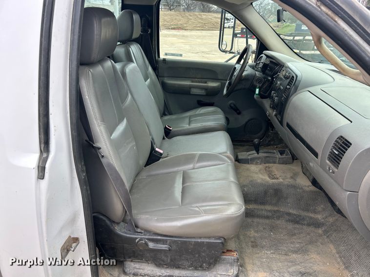 image for item FC5241 2007 Chevrolet Silverado 2500HD utility bed pickup truck
