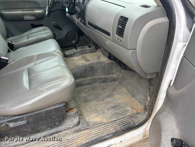 image for item FC5241 2007 Chevrolet Silverado 2500HD utility bed pickup truck