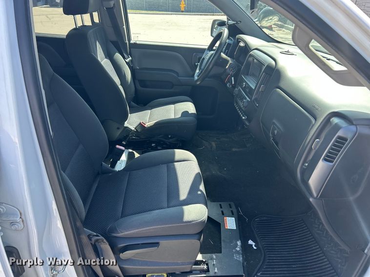 image for item FC5251 2018 Chevrolet Silverado 1500 Crew Cab pickup truck