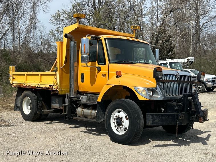 image for item FC5266 2006 International 7400 dump truck