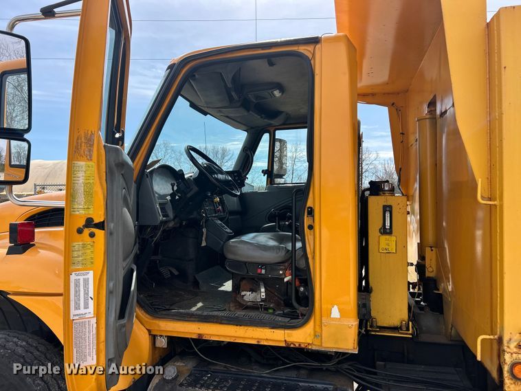 image for item FC5266 2006 International 7400 dump truck