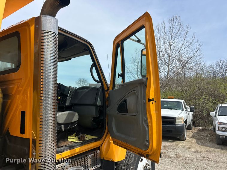 image for item FC5266 2006 International 7400 dump truck