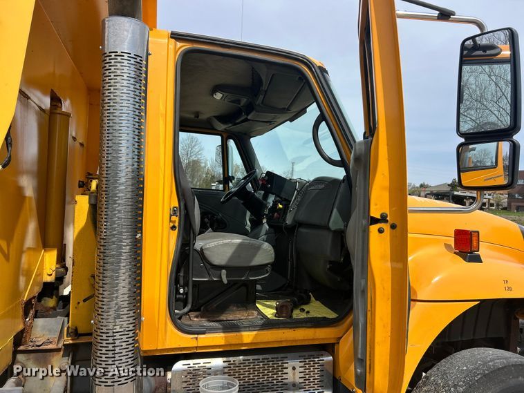 image for item FC5266 2006 International 7400 dump truck