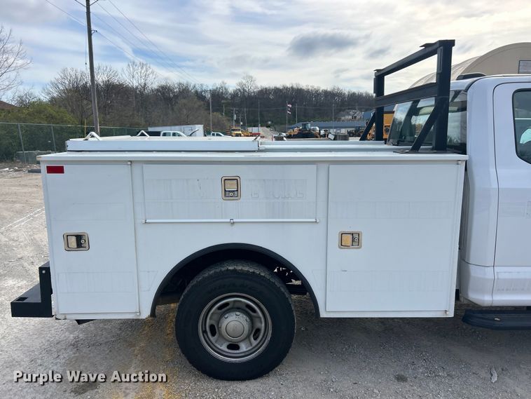 image for item FC5268 2020 Ford F350 Super Duty Ext. Cab utility bed pickup truck