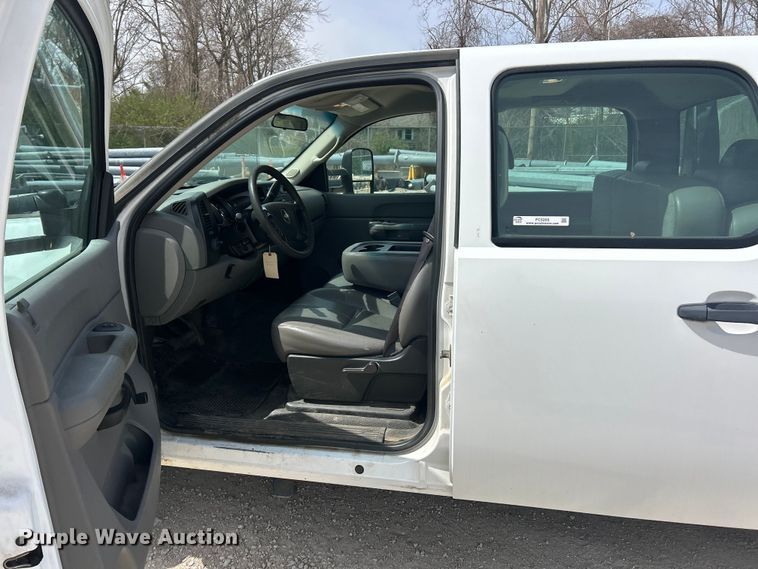 image for item FC5269 2008 Chevrolet Silverado 2500HD Crew Cab pickup truck