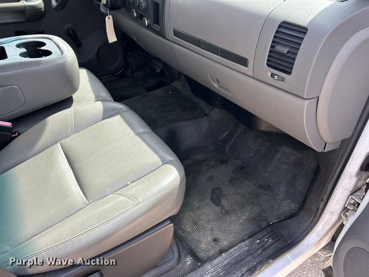 image for item FC5269 2008 Chevrolet Silverado 2500HD Crew Cab pickup truck