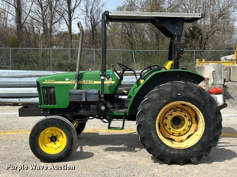 image for item FC5270 2004 John Deere 5220 tractor