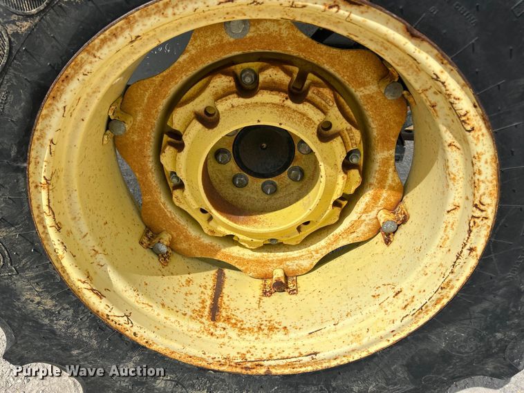 image for item FC5270 2004 John Deere 5220 tractor