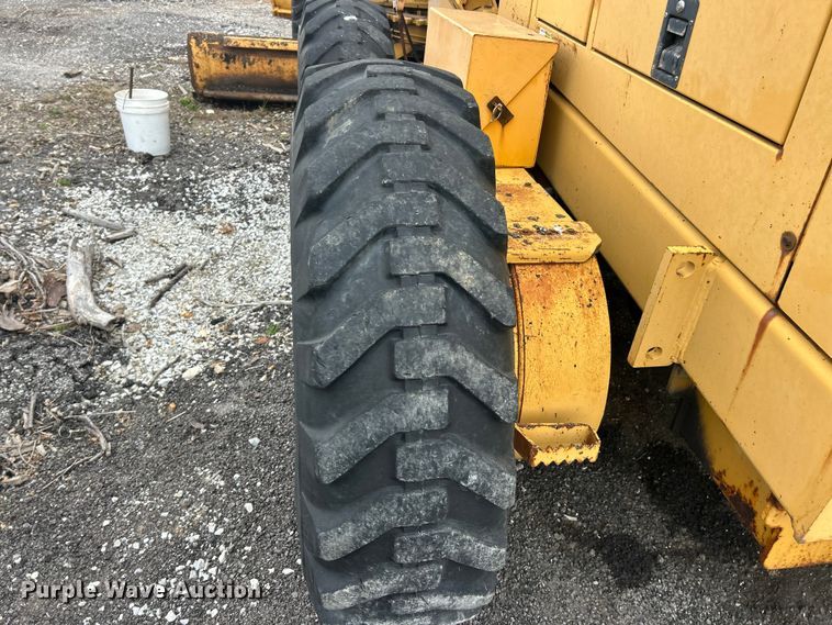 image for item FC5316 1995 Champion 720A motor grader