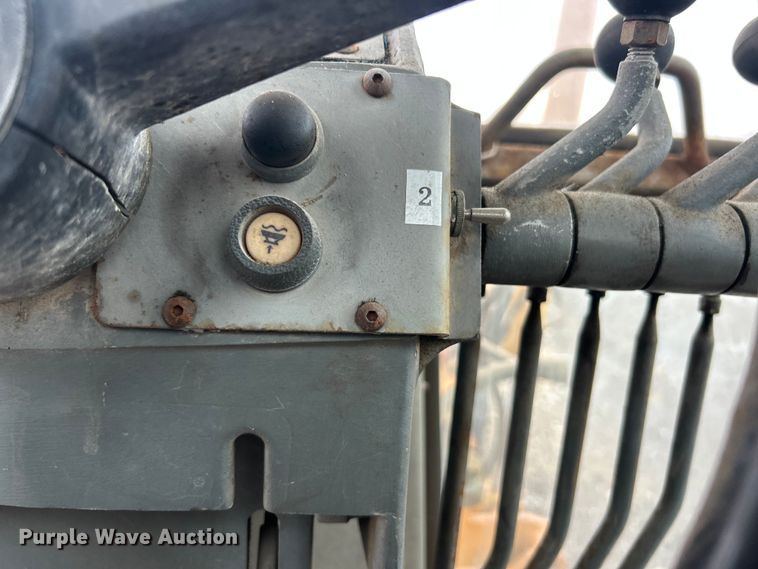 image for item FC5317 1995 Champion 720A motor grader