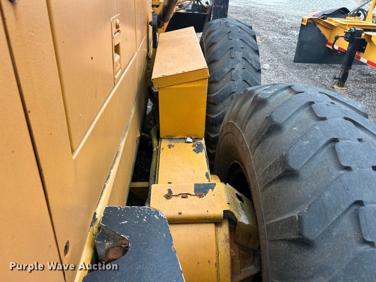 image for item FC5317 1995 Champion 720A motor grader