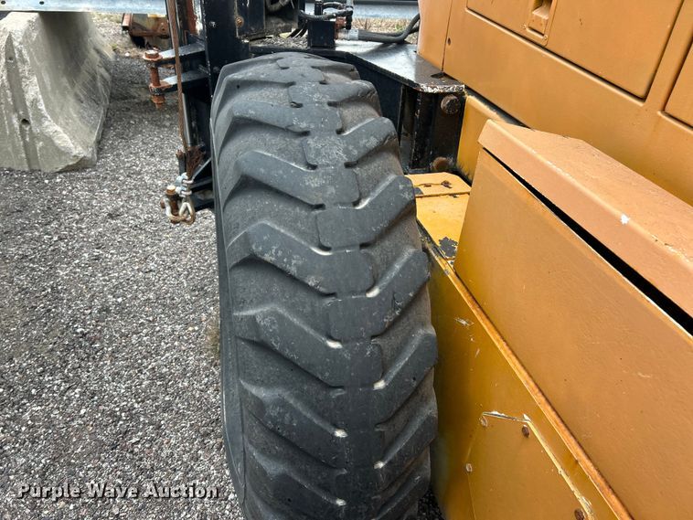 image for item FC5317 1995 Champion 720A motor grader