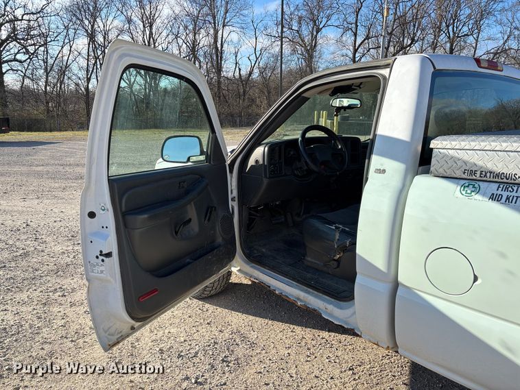 image for item FC5523 2005 Chevrolet Silverado 1500 pickup truck