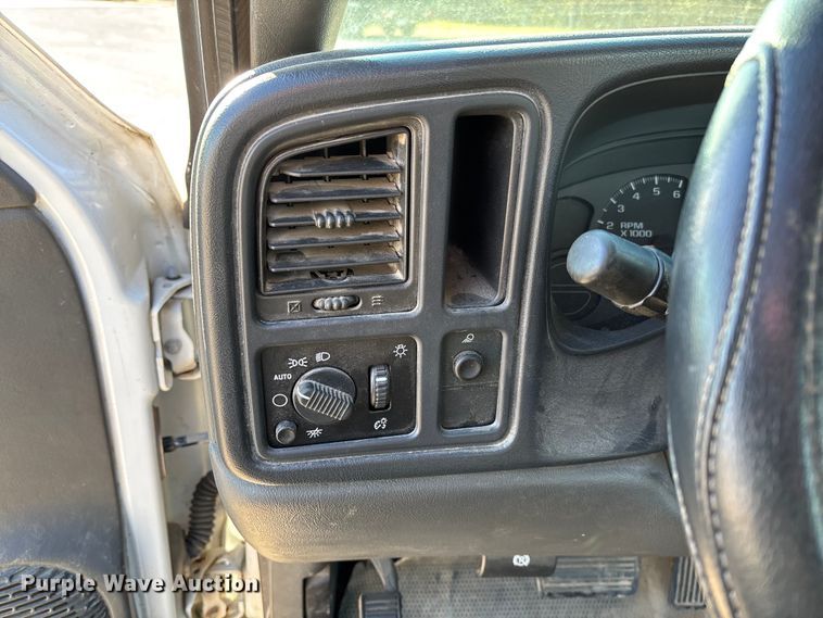 image for item FC5523 2005 Chevrolet Silverado 1500 pickup truck