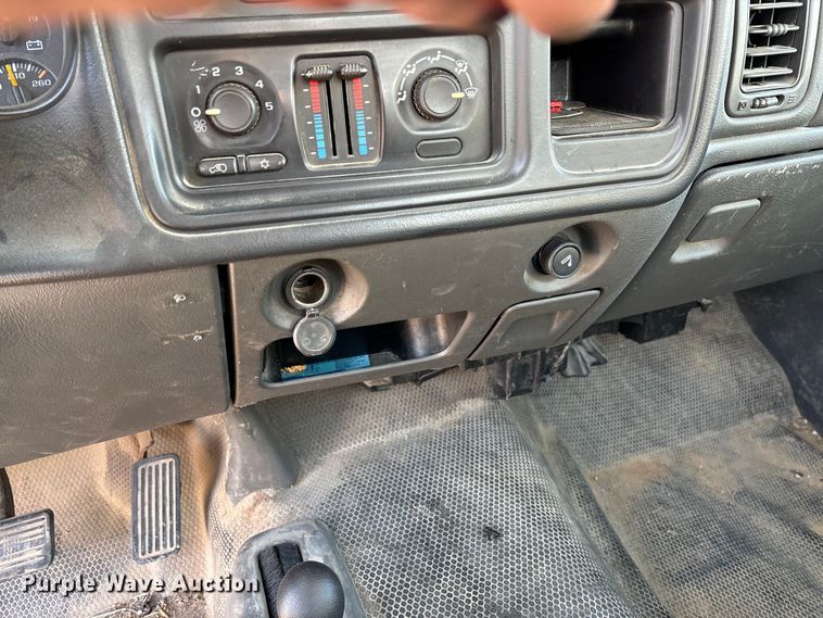 image for item FC5523 2005 Chevrolet Silverado 1500 pickup truck