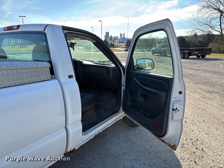 image for item FC5523 2005 Chevrolet Silverado 1500 pickup truck