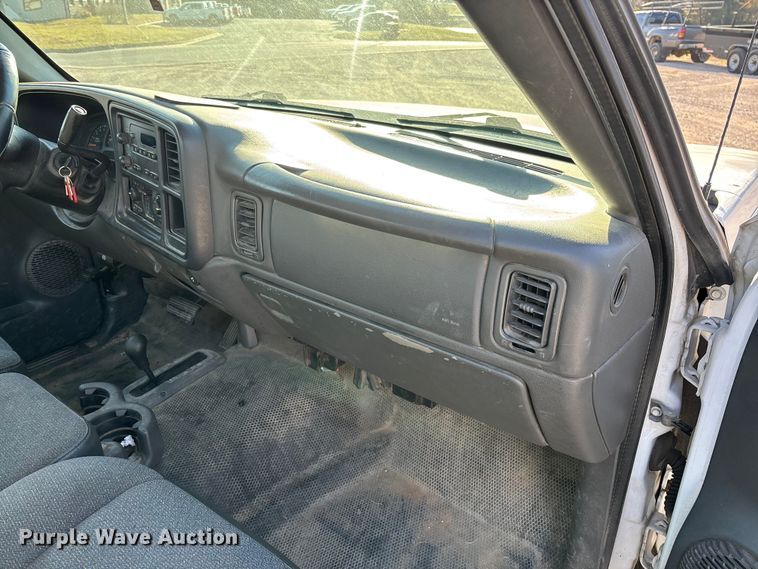 image for item FC5523 2005 Chevrolet Silverado 1500 pickup truck