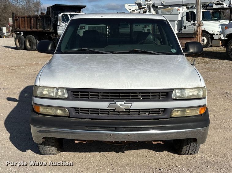 image for item FC5524 2001 Chevrolet 1500 pickup truck