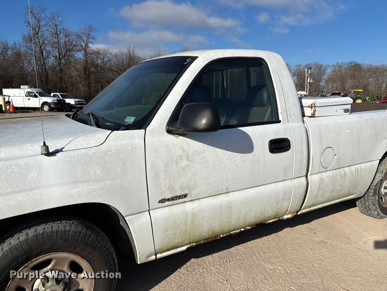 image for item FC5524 2001 Chevrolet 1500 pickup truck