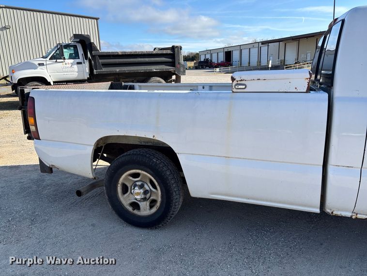 image for item FC5524 2001 Chevrolet 1500 pickup truck