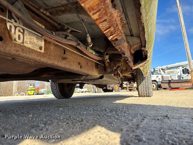 image for item FC5524 2001 Chevrolet 1500 pickup truck