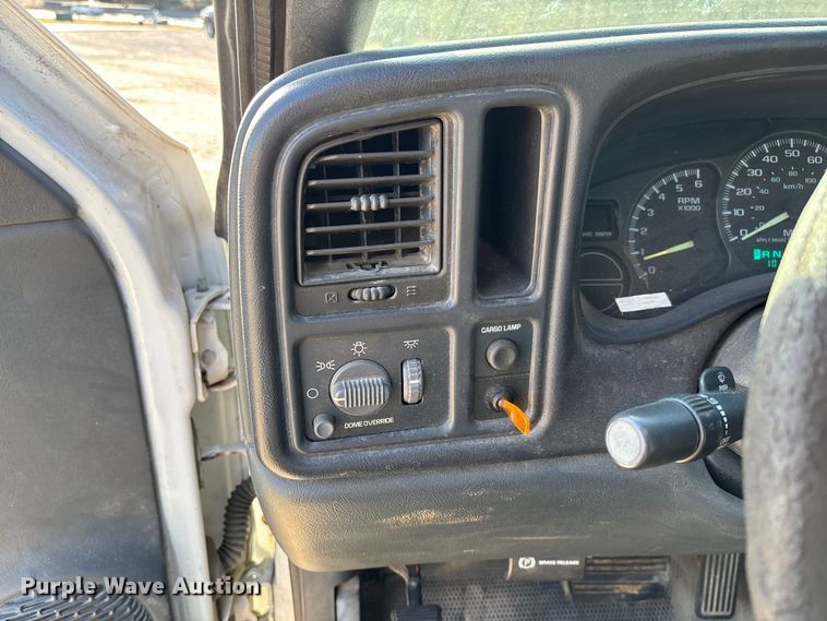 image for item FC5524 2001 Chevrolet 1500 pickup truck