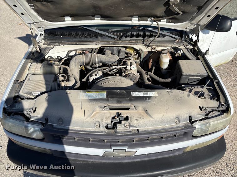 image for item FC5524 2001 Chevrolet 1500 pickup truck