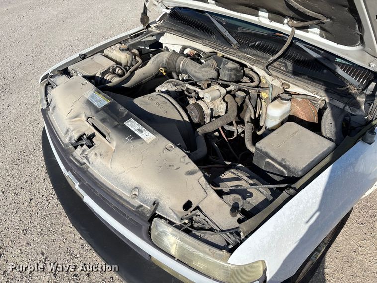 image for item FC5524 2001 Chevrolet 1500 pickup truck