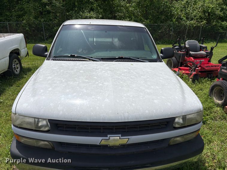 image for item FC5524 2001 Chevrolet Silverado 1500 pickup truck