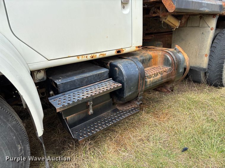 image for item FC5538 2002 International 4700 dump truck