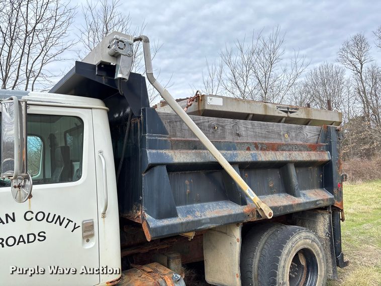 image for item FC5538 2002 International 4700 dump truck