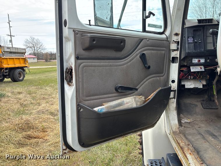 image for item FC5538 2002 International 4700 dump truck