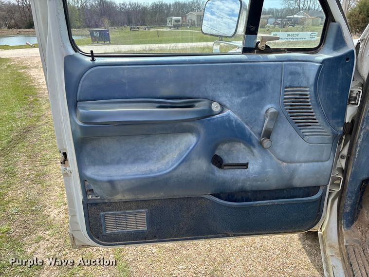 image for item FC5540 1995 Ford F250 pickup truck