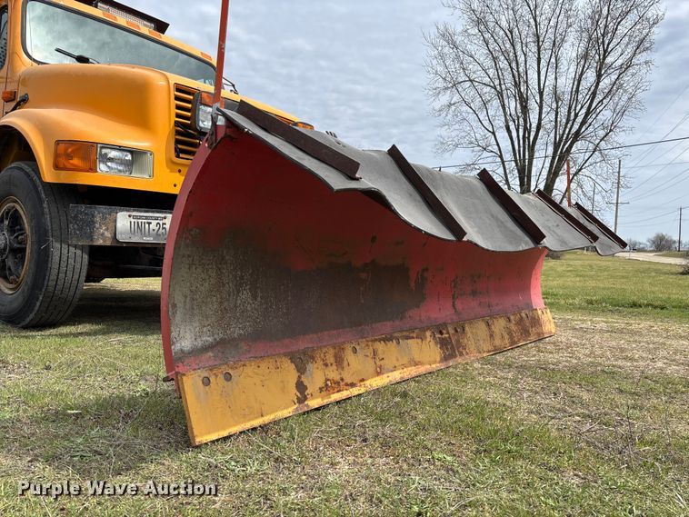 image for item FC5541 1992 International 4900 dump truck