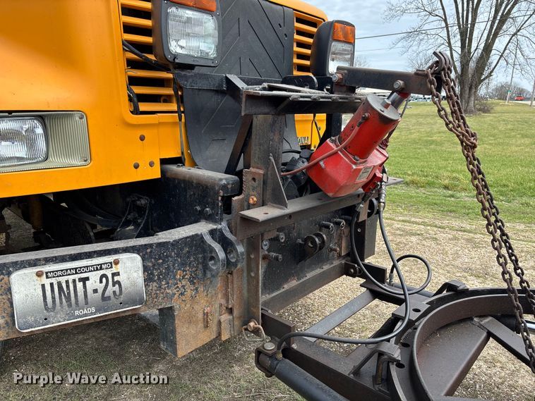 image for item FC5541 1992 International 4900 dump truck