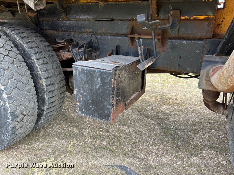 image for item FC5541 1992 International 4900 dump truck