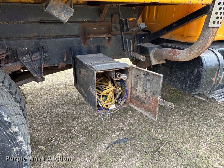 image for item FC5541 1992 International 4900 dump truck