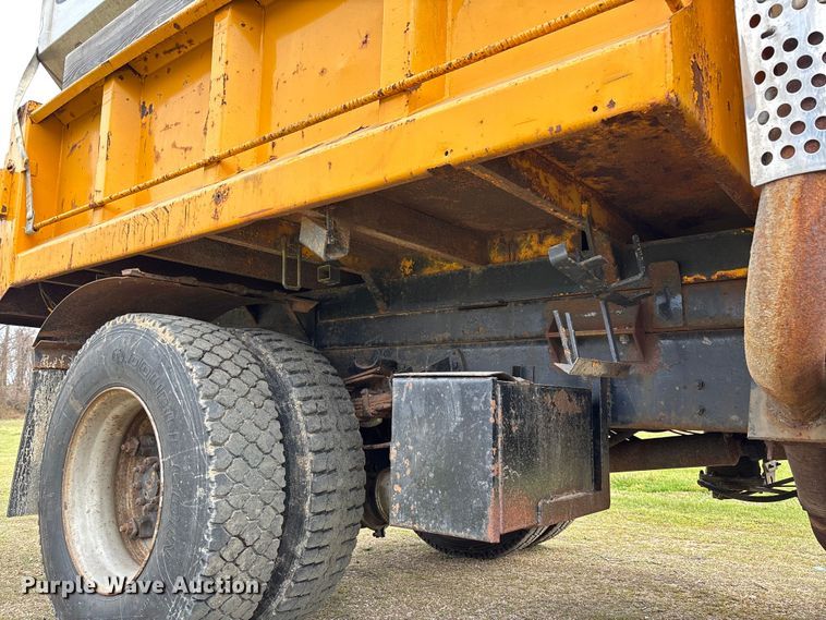 image for item FC5541 1992 International 4900 dump truck